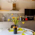 Σπίτι διακοπών Garden Apartment, Wifi And Private Parking *