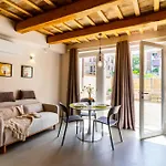 Σπίτι διακοπών Garden Apartment, Wifi And Private Parking *